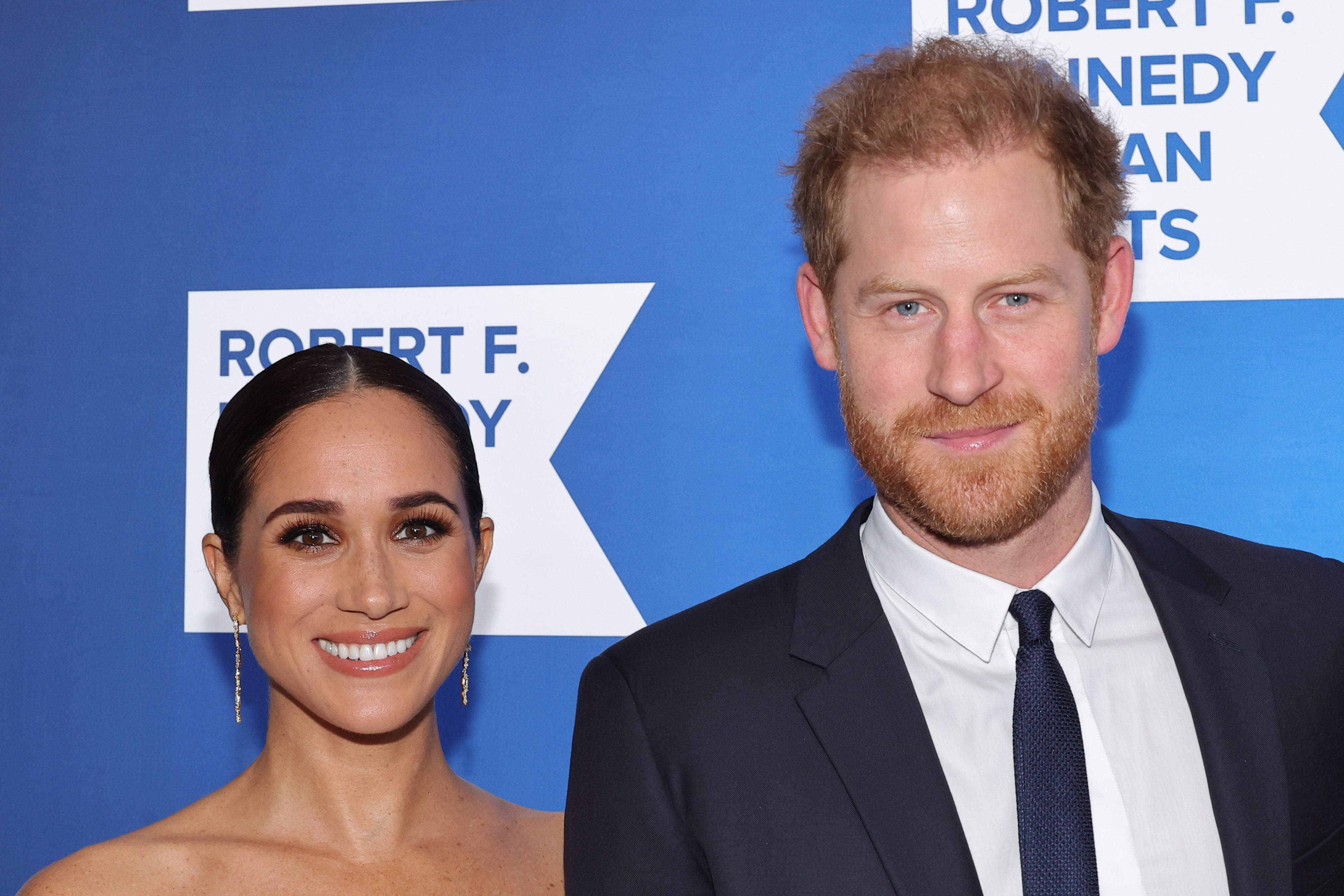 Se burlan de Meghan Markle y el príncipe Harry en la ceremonia de premios de los Globos de Oro