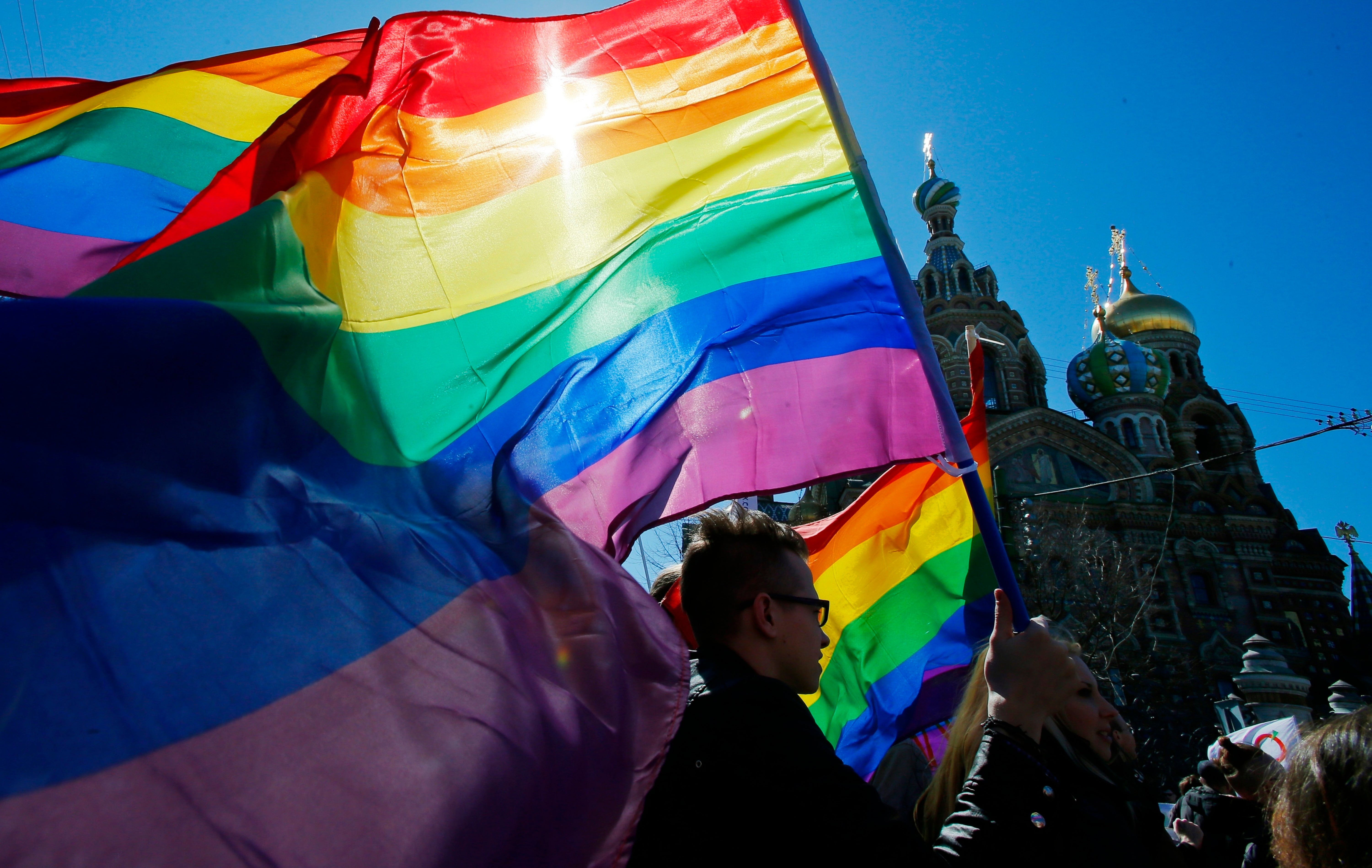 Activistas de los derechos de la comunidad gay despliegan banderas de arcoíris en una marcha en San Petersburgo, Rusia (Foto de archivo).