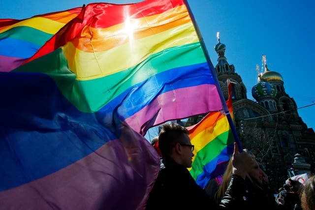 <p>Activistas de los derechos de la comunidad gay despliegan banderas de arcoiris en una marcha en San Petersburgo, Rusia (Foto de archivo). </p>