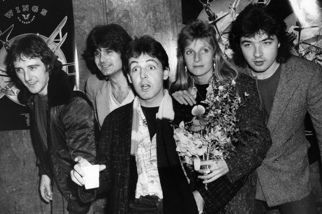 <p><em>Wings</em> (de izquierda a derecha): Denny Laine, Steve Holly, Paul McCartney, Linda McCartney y Laurence Juber</p>