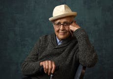 Fallece el productor de televisión Norman Lear de “All in the Family” a los 101 años
