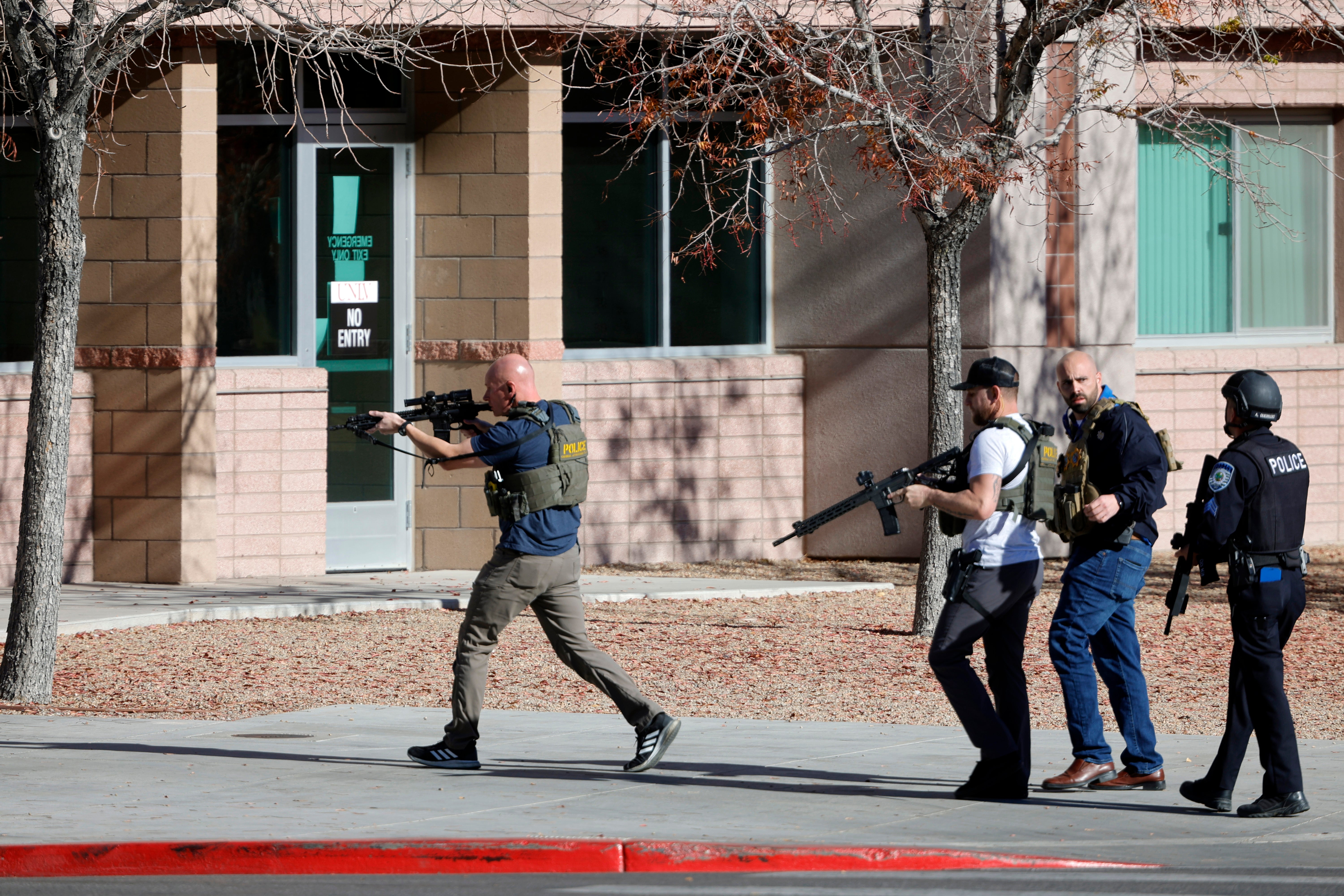 Agentes de policía se dirigen a la Universidad de Nevada después de que se registraran disparos