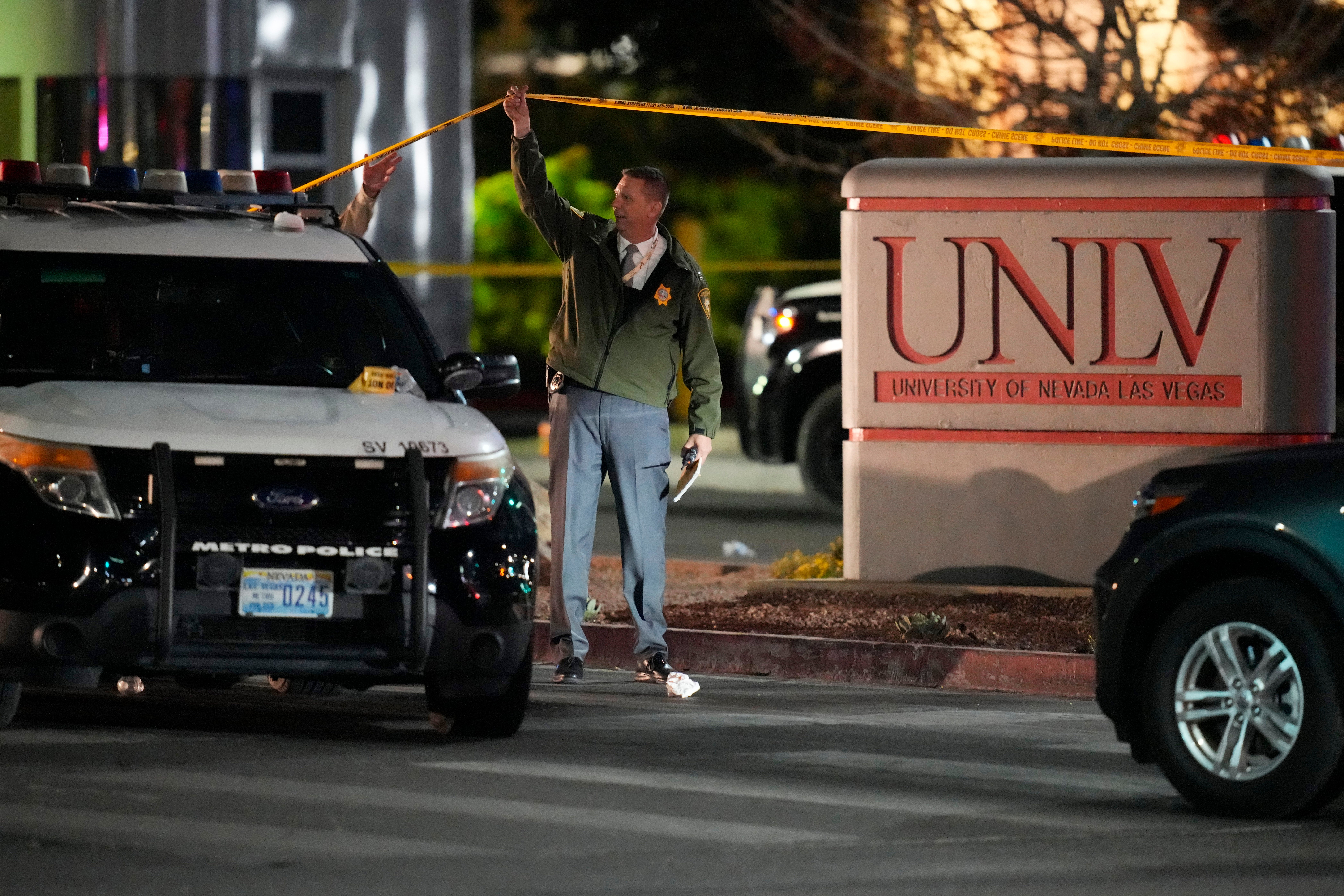 Un agente de policía atraviesa el cordón policial en el lugar del tiroteo en la Universidad de Nevada.