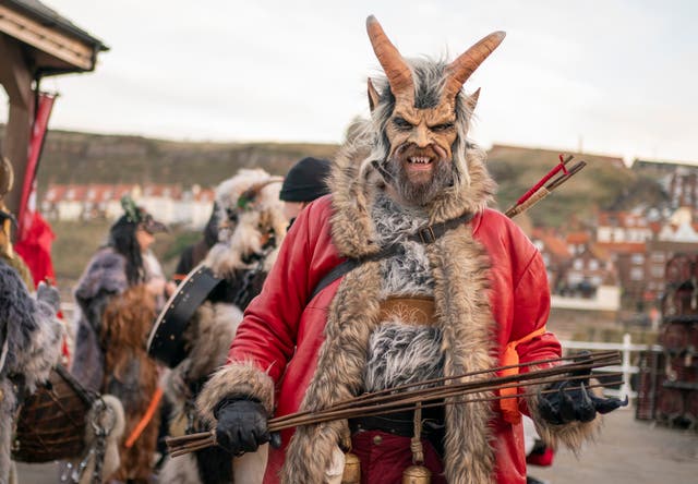 <p>En Whitby, Yorkshire, los participantes se alistan para la Krampus Run, una festividad que honra al mítico ser con cuernos que acompaña a San Nicolás </p>