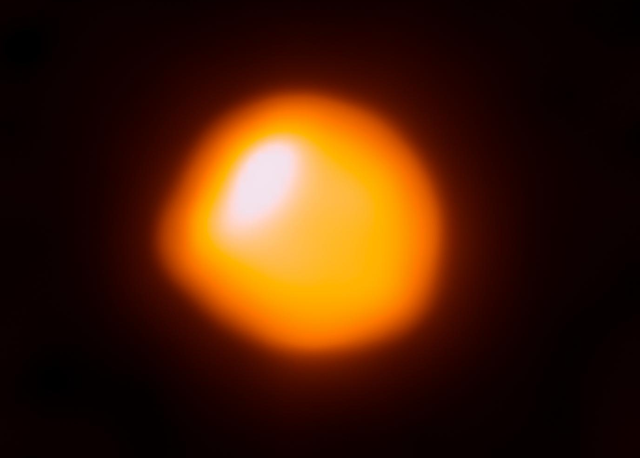 <p>Una imagen de Betelgeuse capturada en 2017 por el Atacama Large Millimeter/submillimeter Array que muestra posibles células de convección en la superficie. </p>