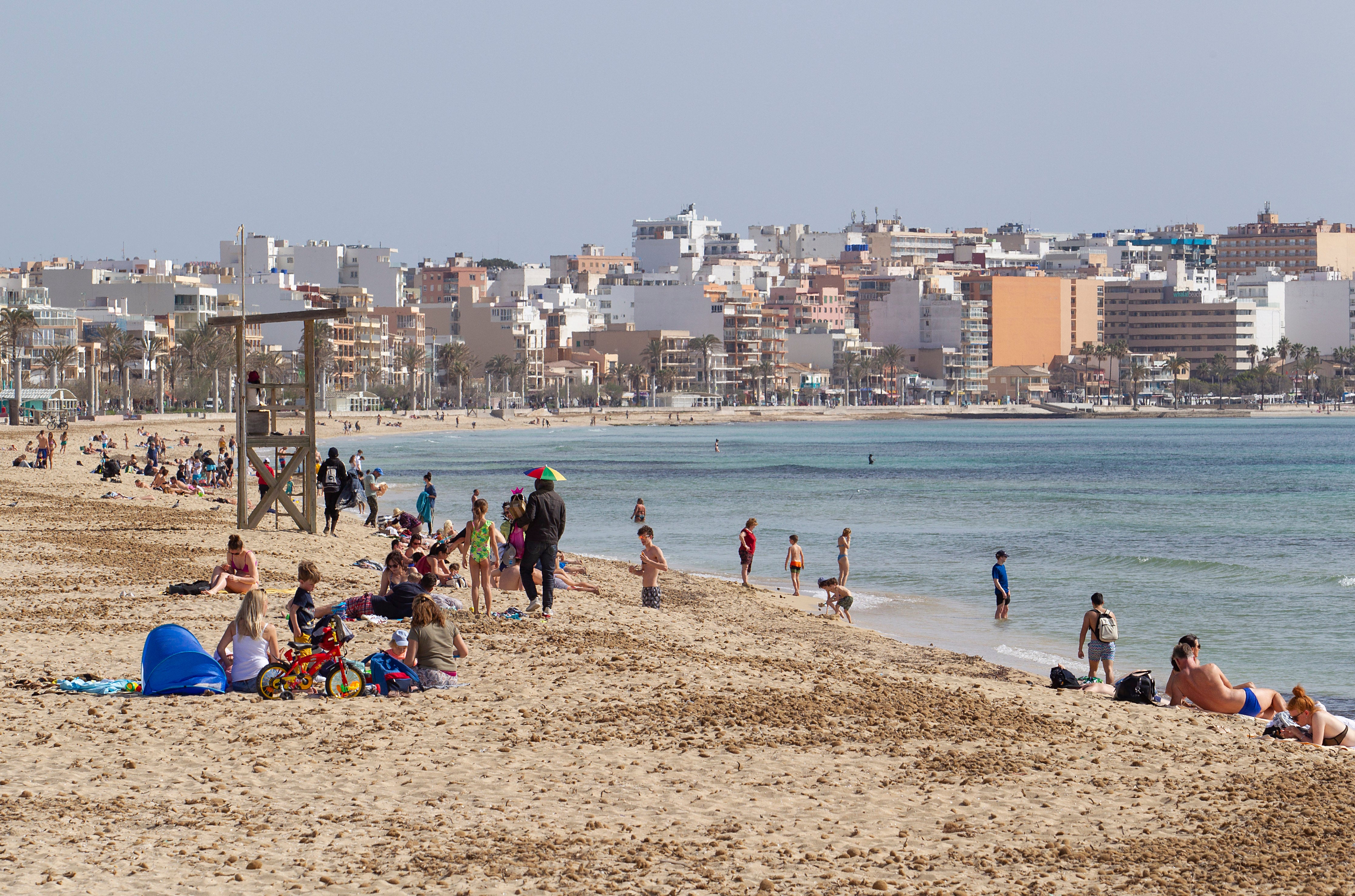 Imagen de archivo de turistas en la Playa de Palma en Palma de Mallorca