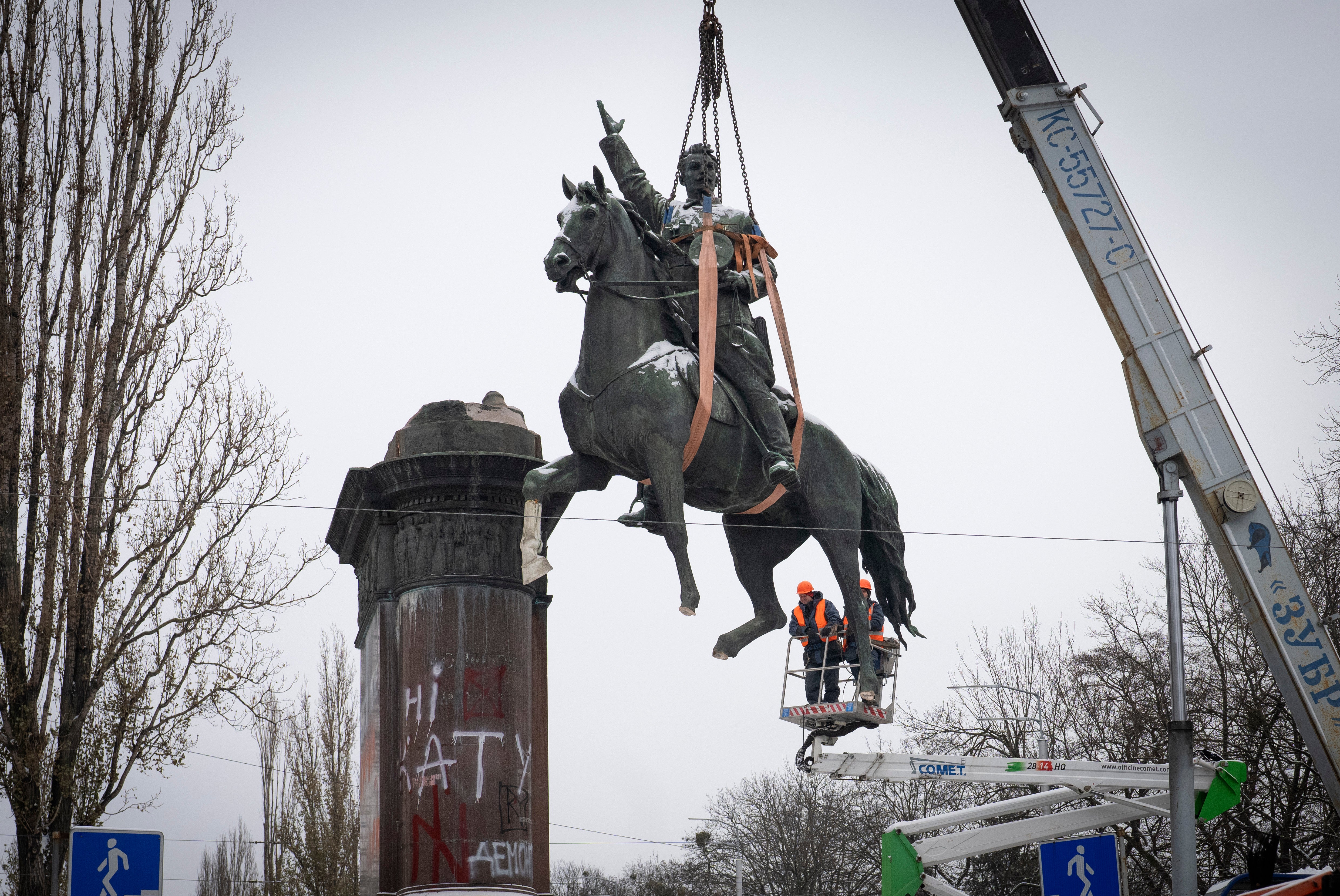 UCRANIA-MONUMENTO SOVIÉTICO