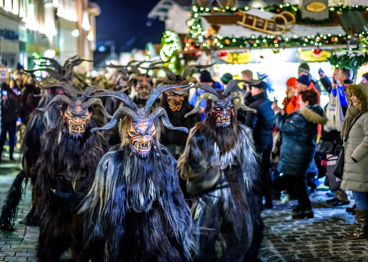 Celebrantes participan en la Krampusnacht en Bad Tölz, Alemania