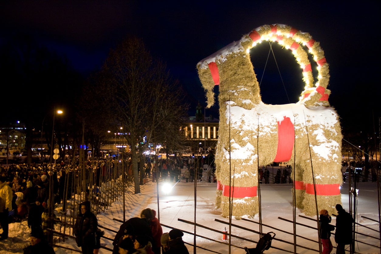 La ciudad de Gävle alberga una enorme cabra de Navidad, la más grande de Escandinavia