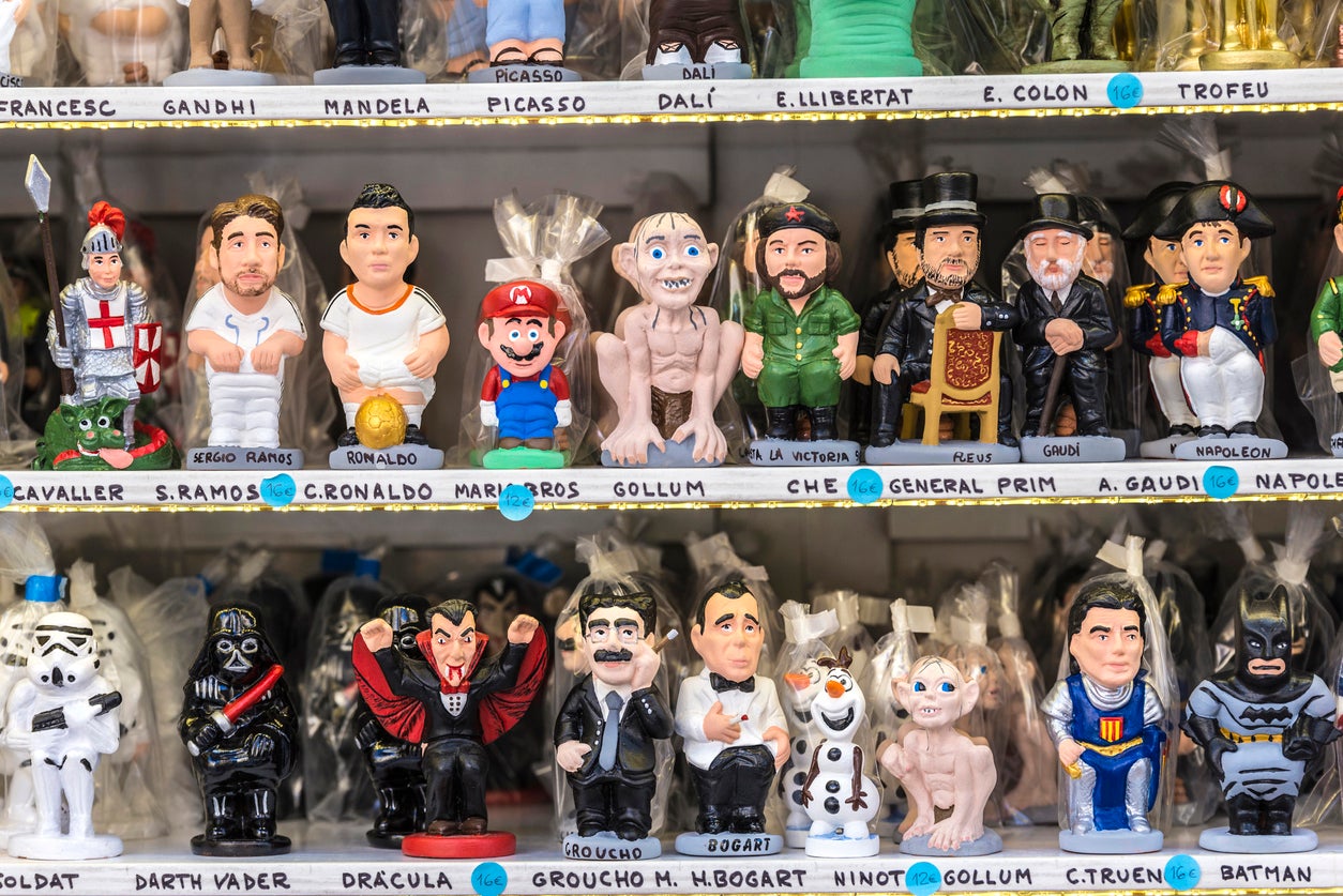 Las tradicionales figuras del “caganer” están presentes en los mercados de Navidad de toda Cataluña