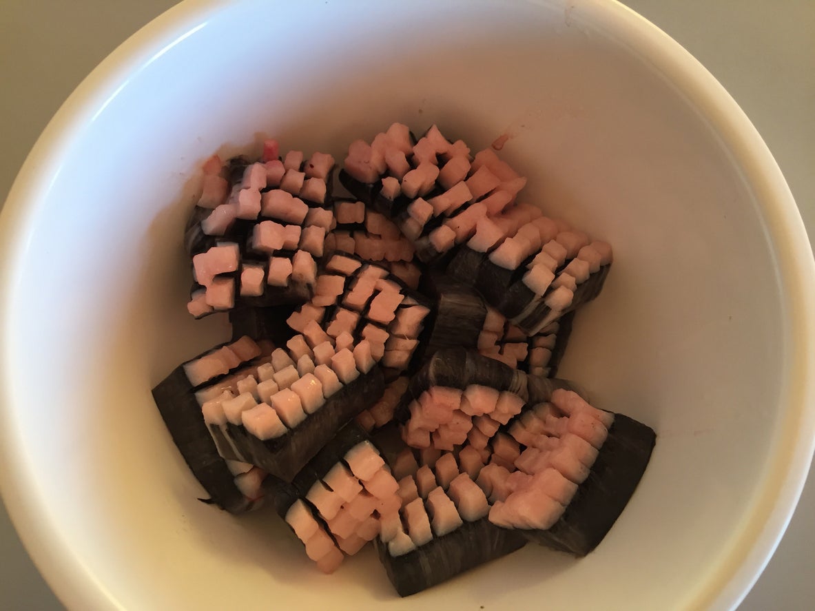 Un cuenco de mattak, un plato tradicional elaborado con piel y grasa de ballena