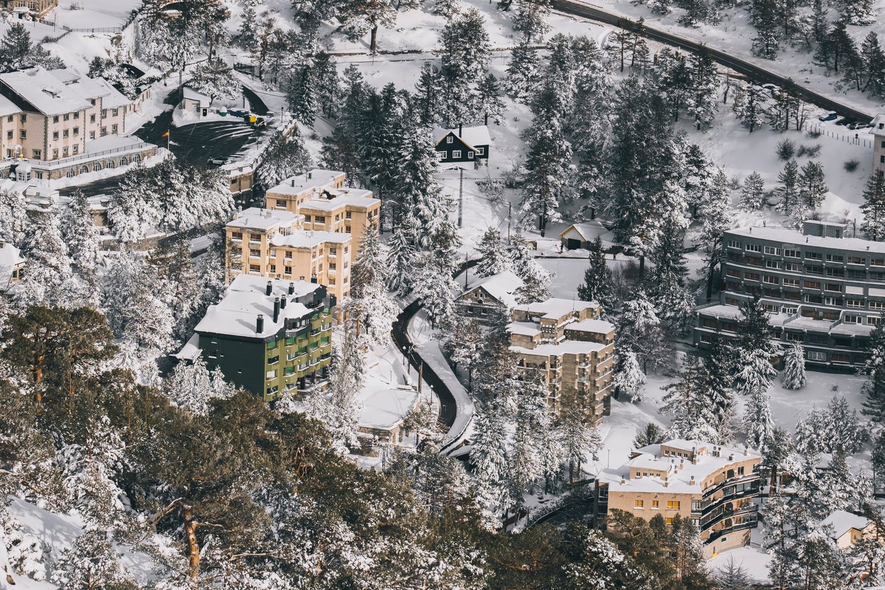 En esta temporada del año, la estación de esquí de Navacerrada suele estar cargada de nieve.