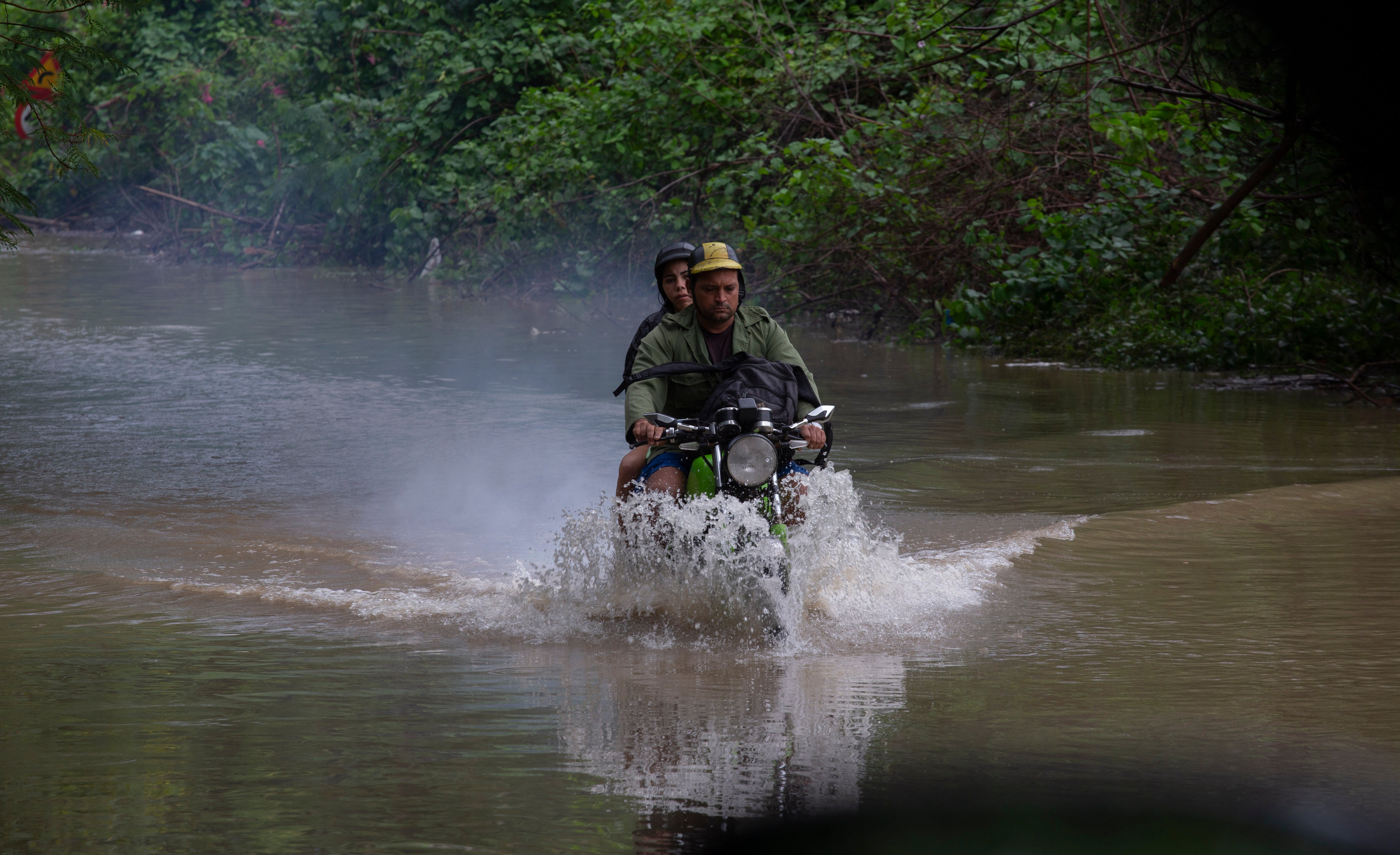 La Habana sufre embate de torrencial aguacero que provoca derrumbes