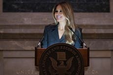 Melania Trump vende collar del Día de la Madre por $245 mientras aumentan los gastos legales de su marido
