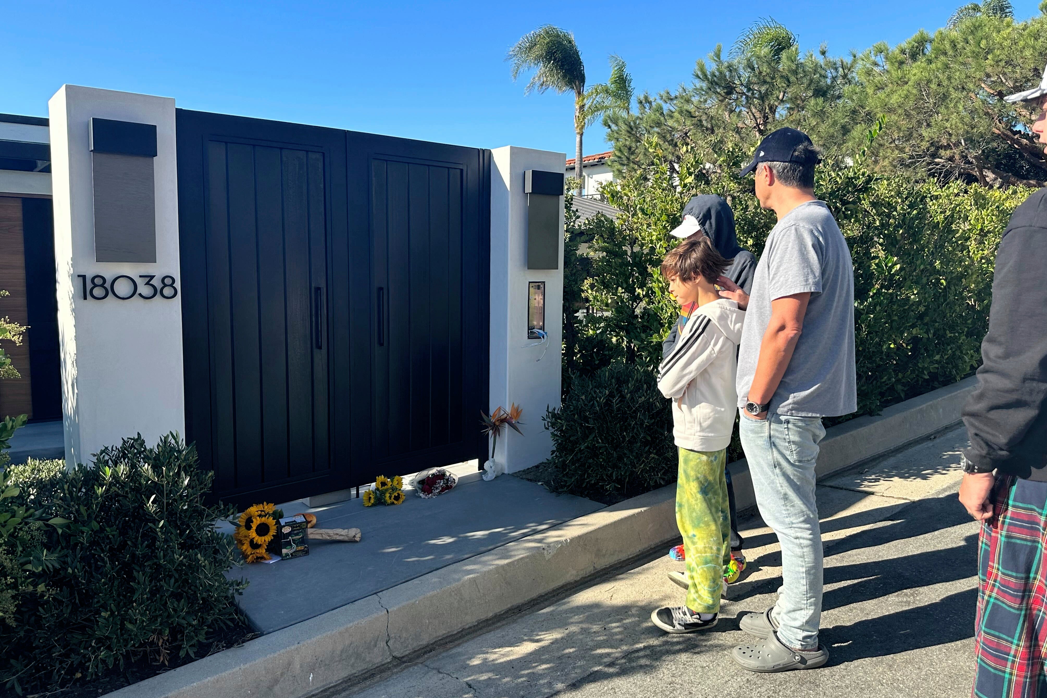 Los fans se reunieron frente a la casa de Matthew Perry en Los Ángeles tras su muerte por sobredosis en octubre de 2023