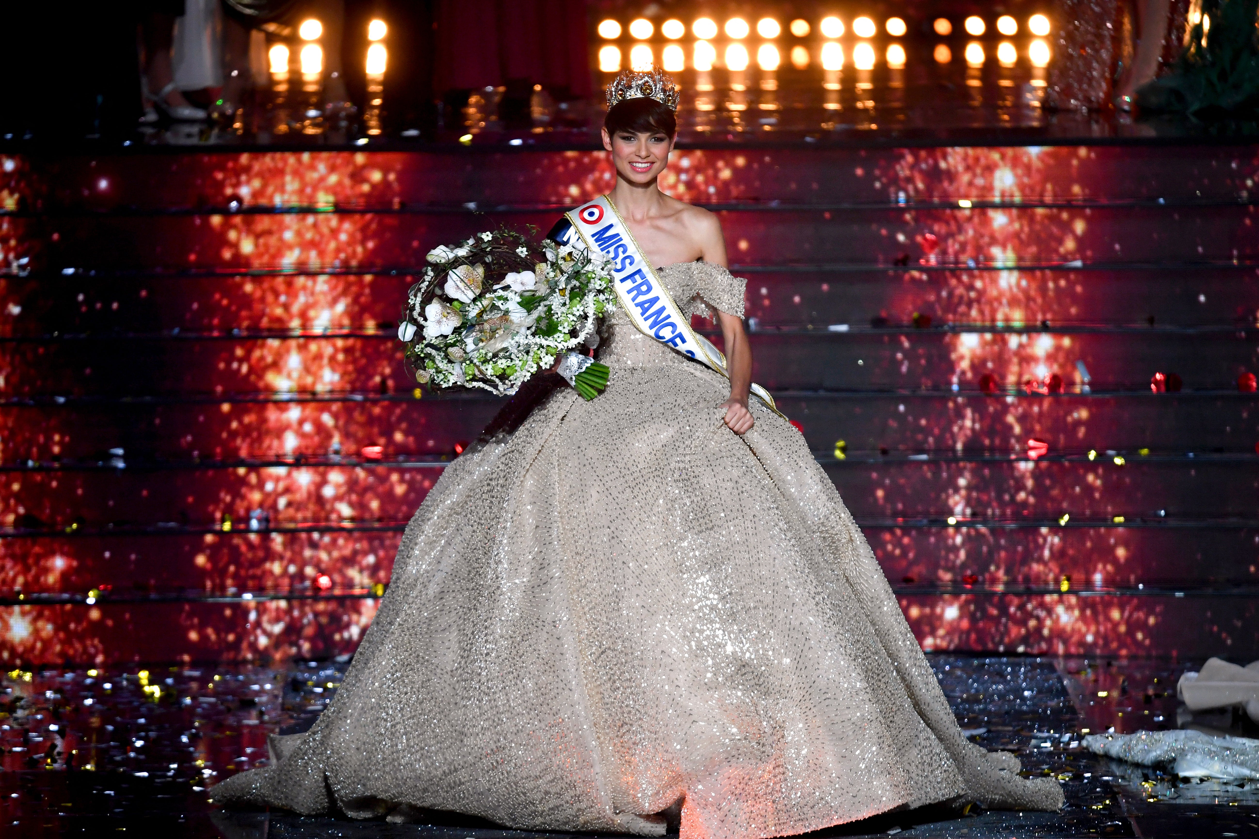 La nueva ganadora de Miss Francia 2024, Eve Gilles, aparece en el escenario después de obtener la corona