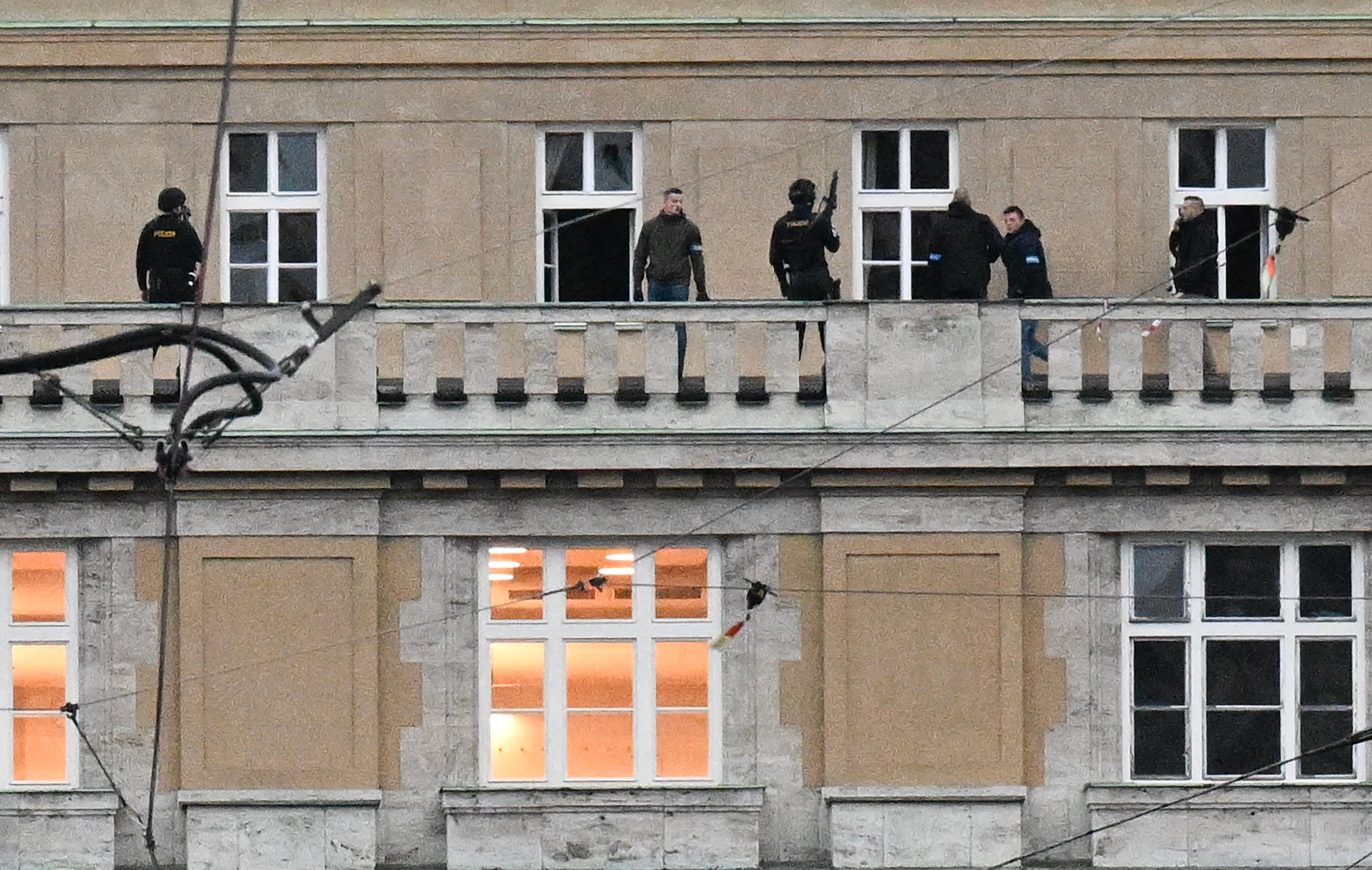Oficiales armados dispuestos en el balcón de la Universidad Carolina de Praga