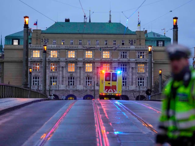 <p>Una ambulancia se dirige a la universidad en la capital de la República Checa </p>