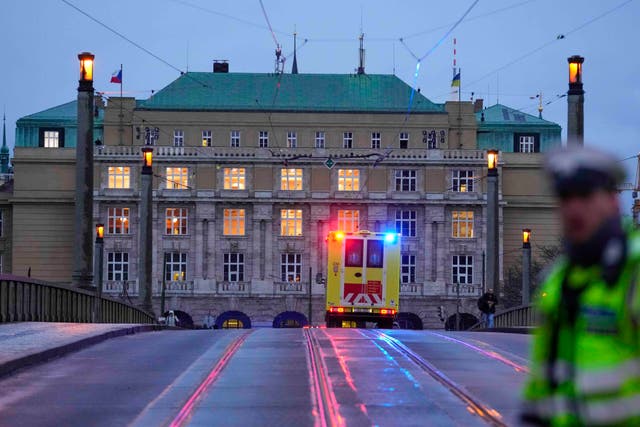 <p>Una ambulancia se dirige a la universidad en la capital de la República Checa </p>