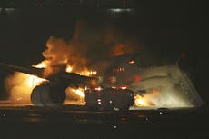 Avión se incendia en pista del aeropuerto Haneda de Japón; los pasajeros están a salvo