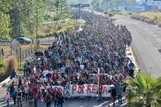México disuelve caravana de migrantes tras comprometerse a entregar documentos de estancia legal