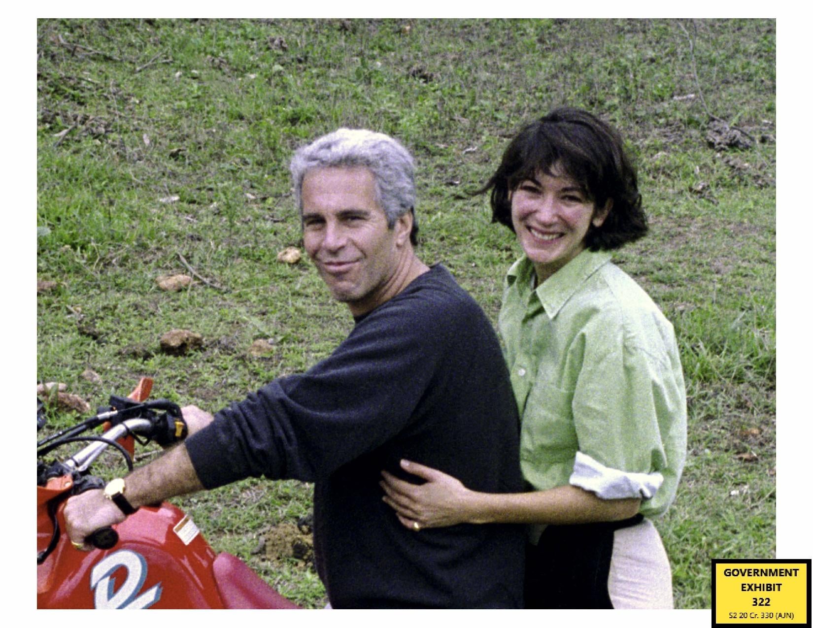 Epstein y Maxwell aparece en una imagen sin fecha