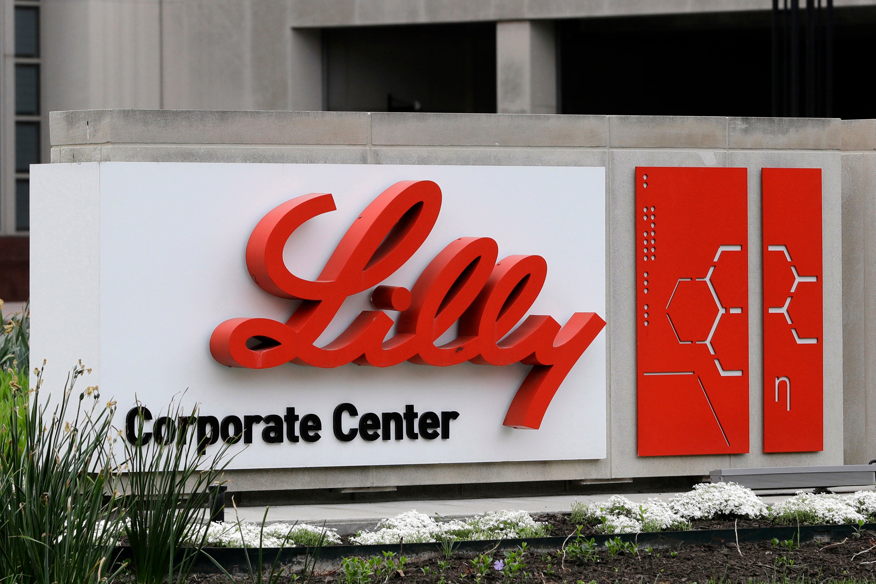 Un cartel de Eli Lilly & Co. frente a su sede central en Indianápolis