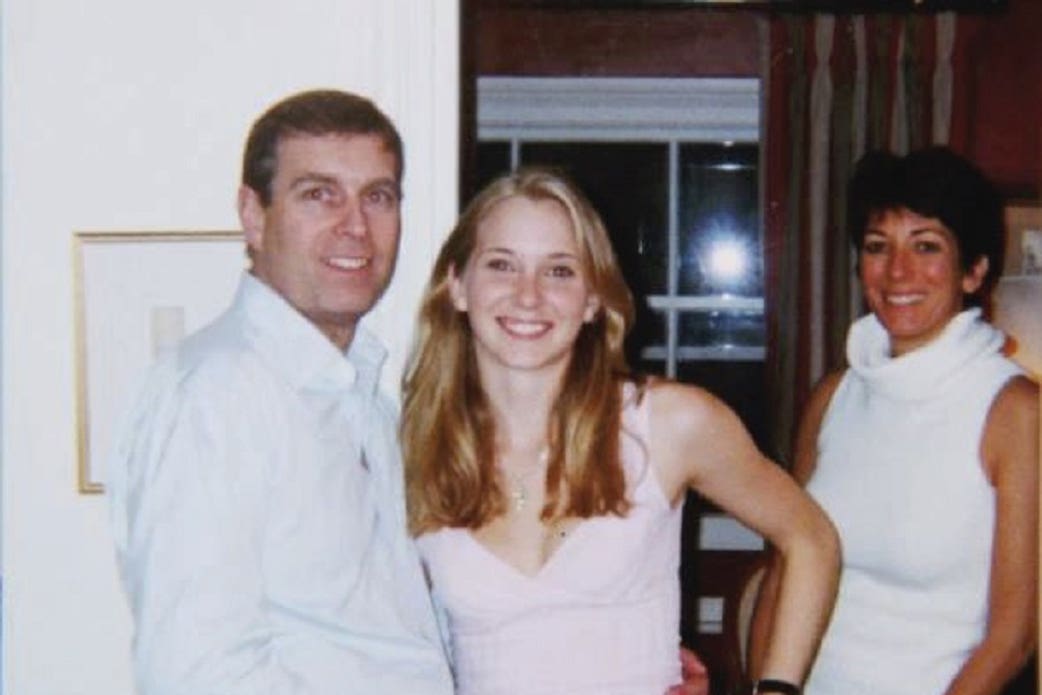 El príncipe Andrés con Virginia Giuffre (centro) y Ghislaine Maxwell
