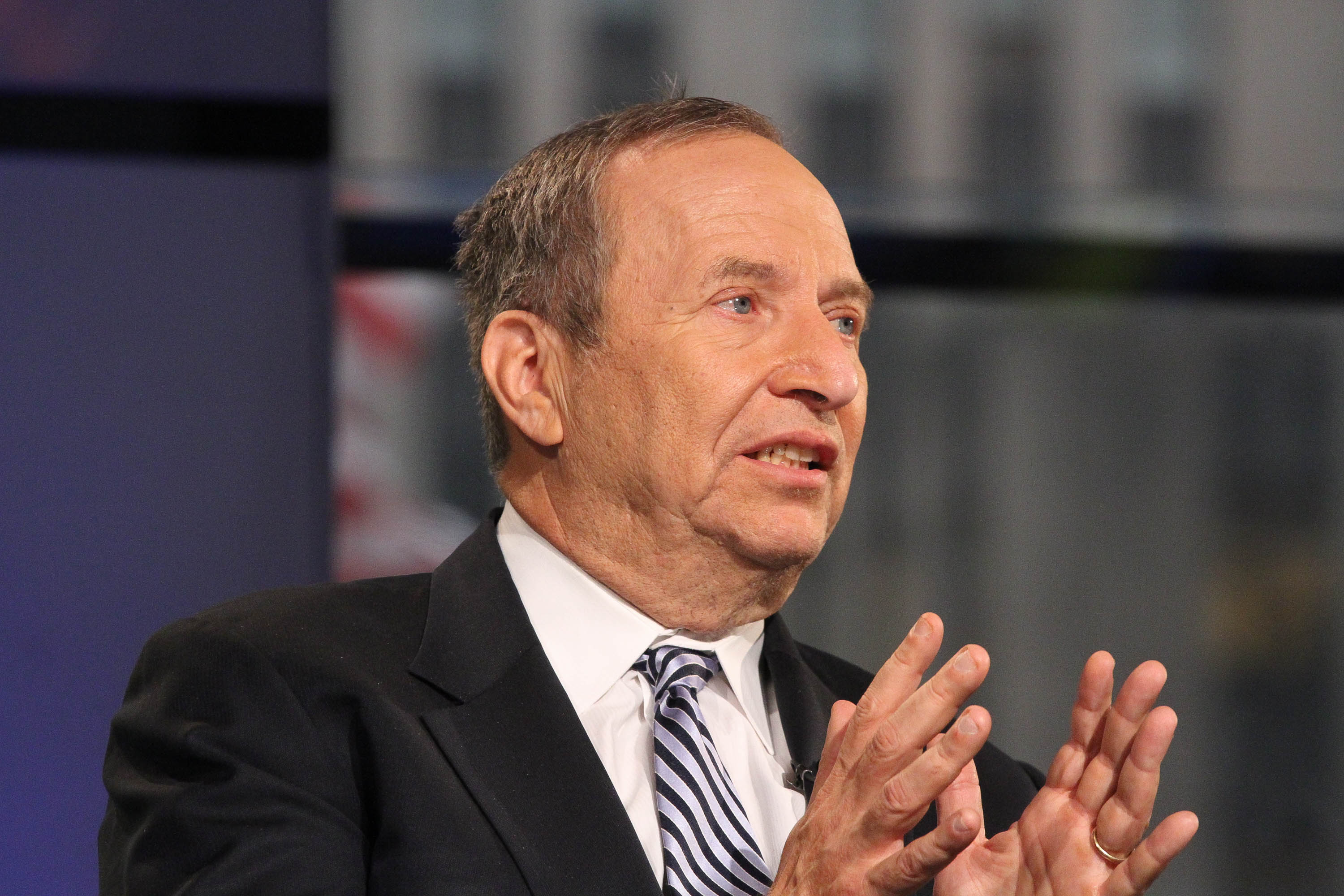 Larry Summers, que formó parte del gabinete de Bill Clinton, advirtió que las posibilidades de una recesión en EE. UU. son ahora muy cercanas al 50 %