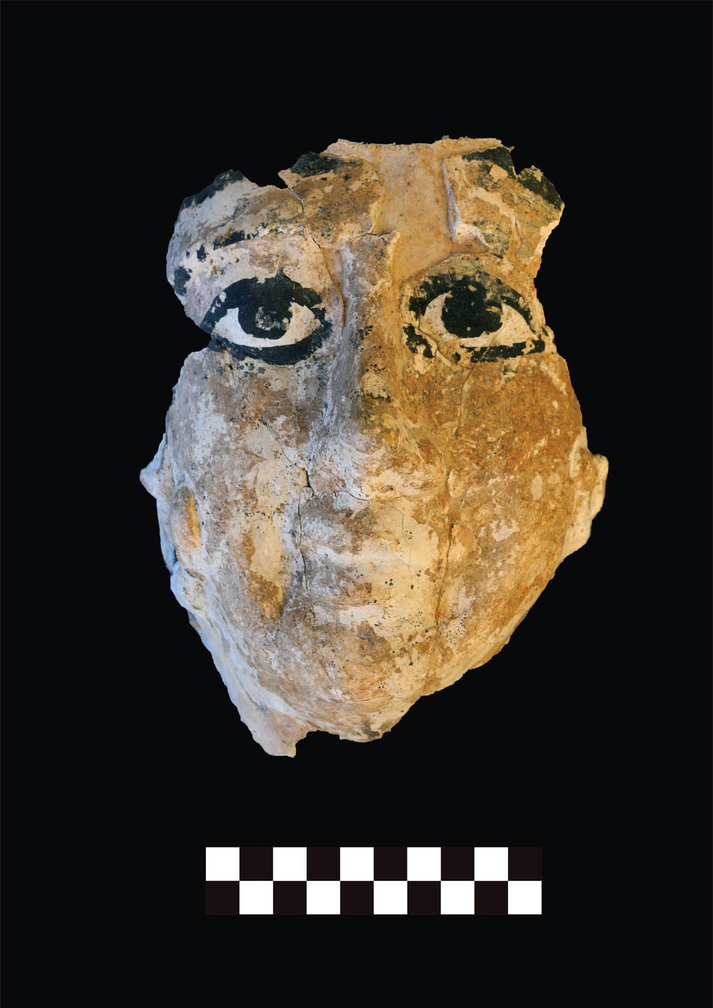Un máscara de colores encontrada en una tumba de Saqqara (Egipto).