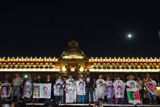 Los padres de Ayotzinapa amenazan con romper diálogo con el gobierno. La culpa: 800 folios ocultos