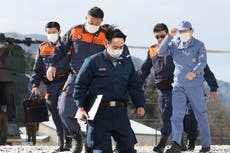 El primer ministro de Japón promete más fondos para zona del sismo entre temores sobre enfermedades
