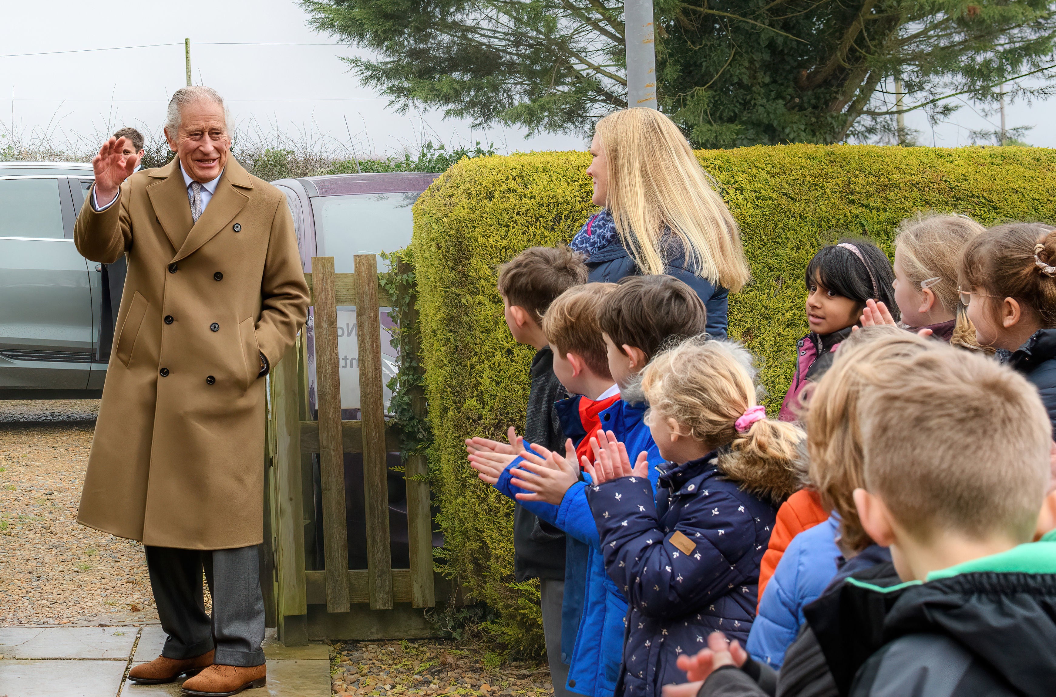 El rey Carlos III fue fotografiado con un grupo de estudiantes en West Norfolk el viernes, 5 de enero