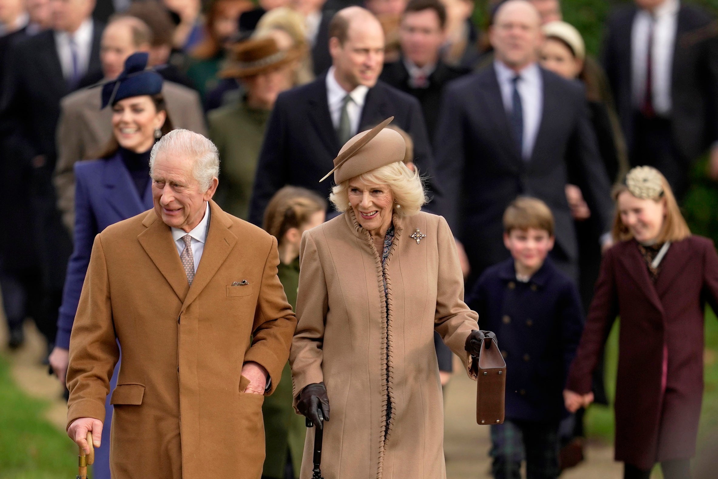 El rey Carlos III, fotografiado junto a la reina Camilla cuando asistieron a un servicio religioso en Navidad en Norfolk, acudirá al hospital la próxima semana