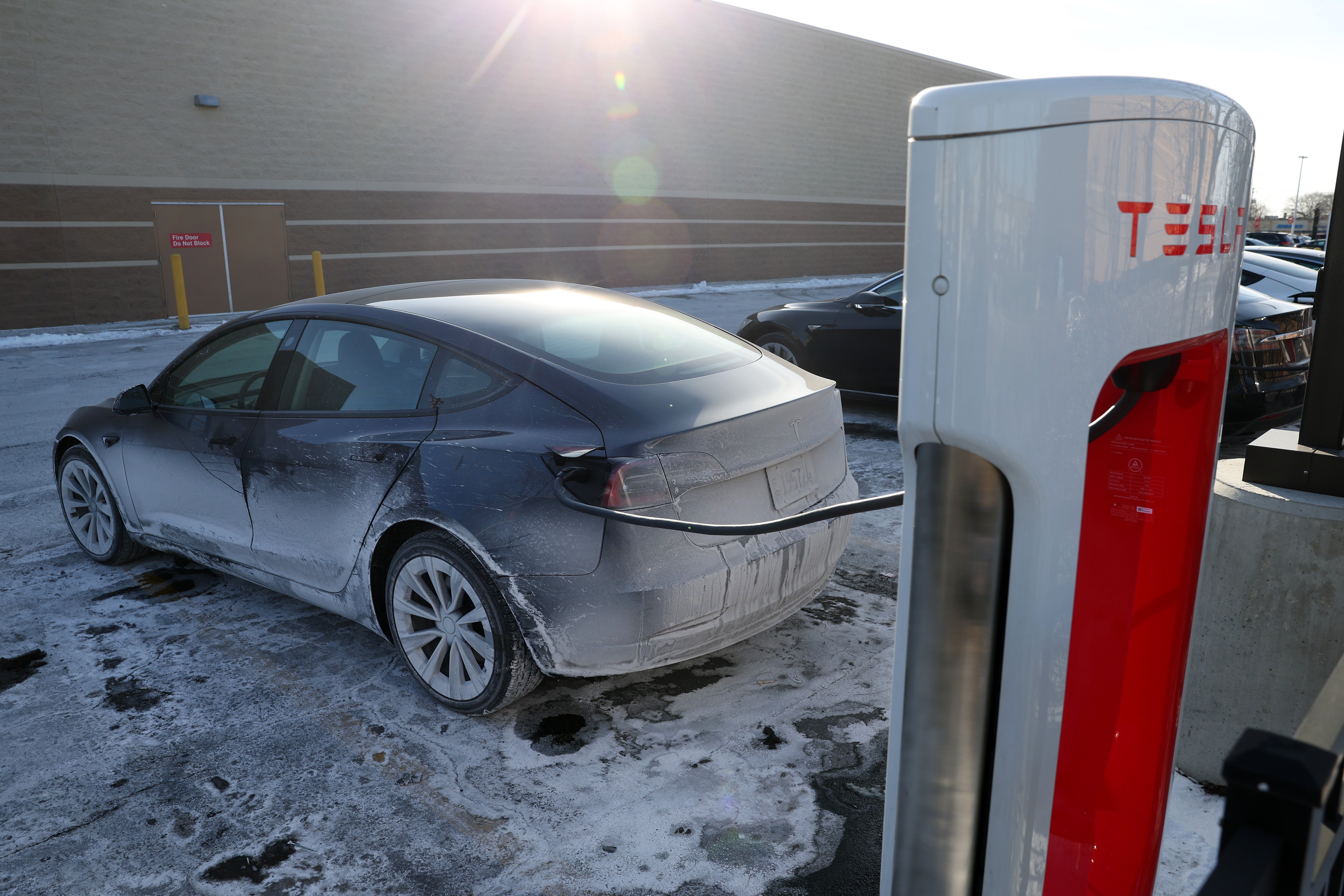 En la imagen, se observa un Tesla en una estación de recarga de Chicago, el 17 de enero de 2024.