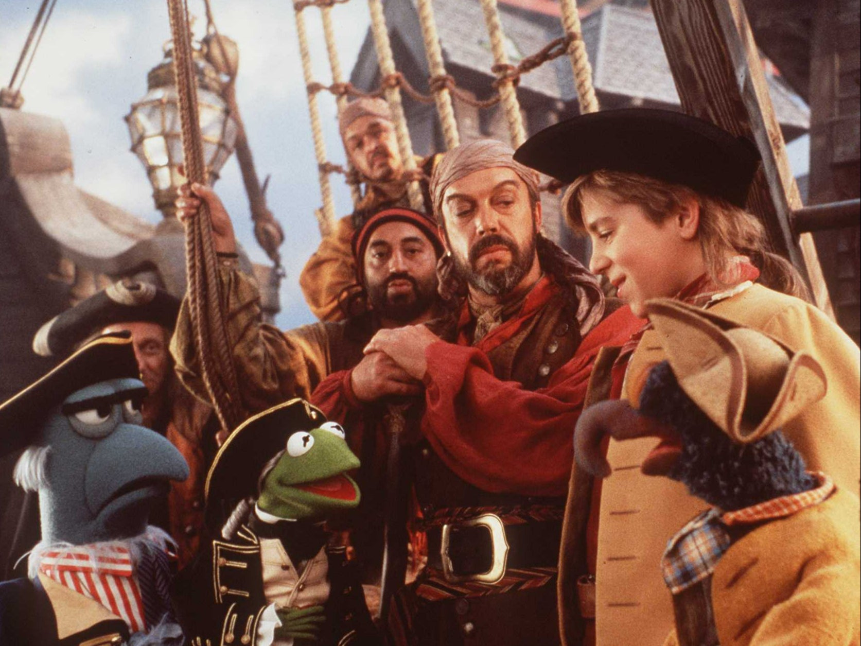En ‘La isla del tesoro de los Muppets’, Curry actuó junto a un elenco de títeres