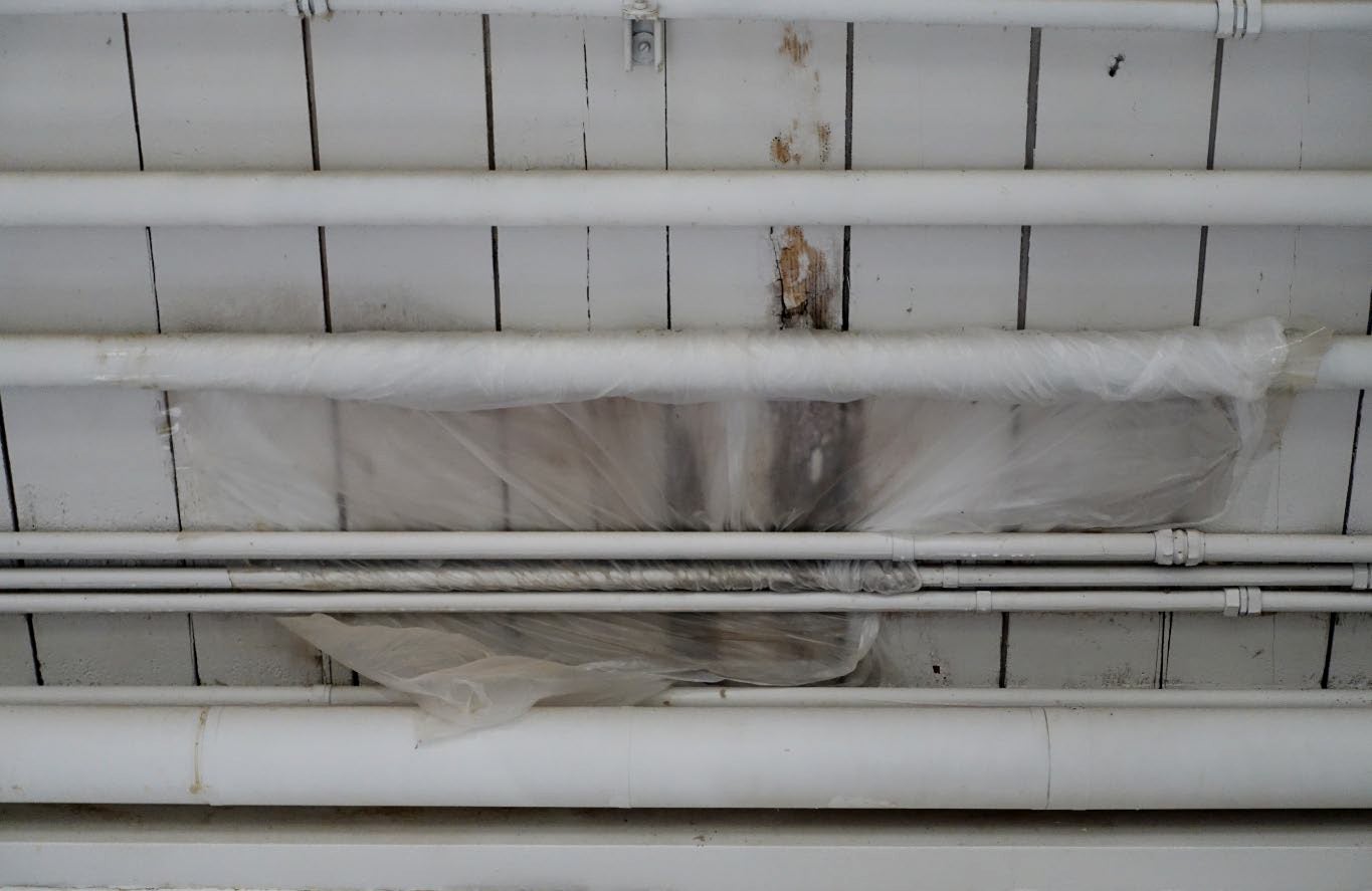 Se metió plástico en un agujero del techo donde había pruebas de filtraciones de agua
