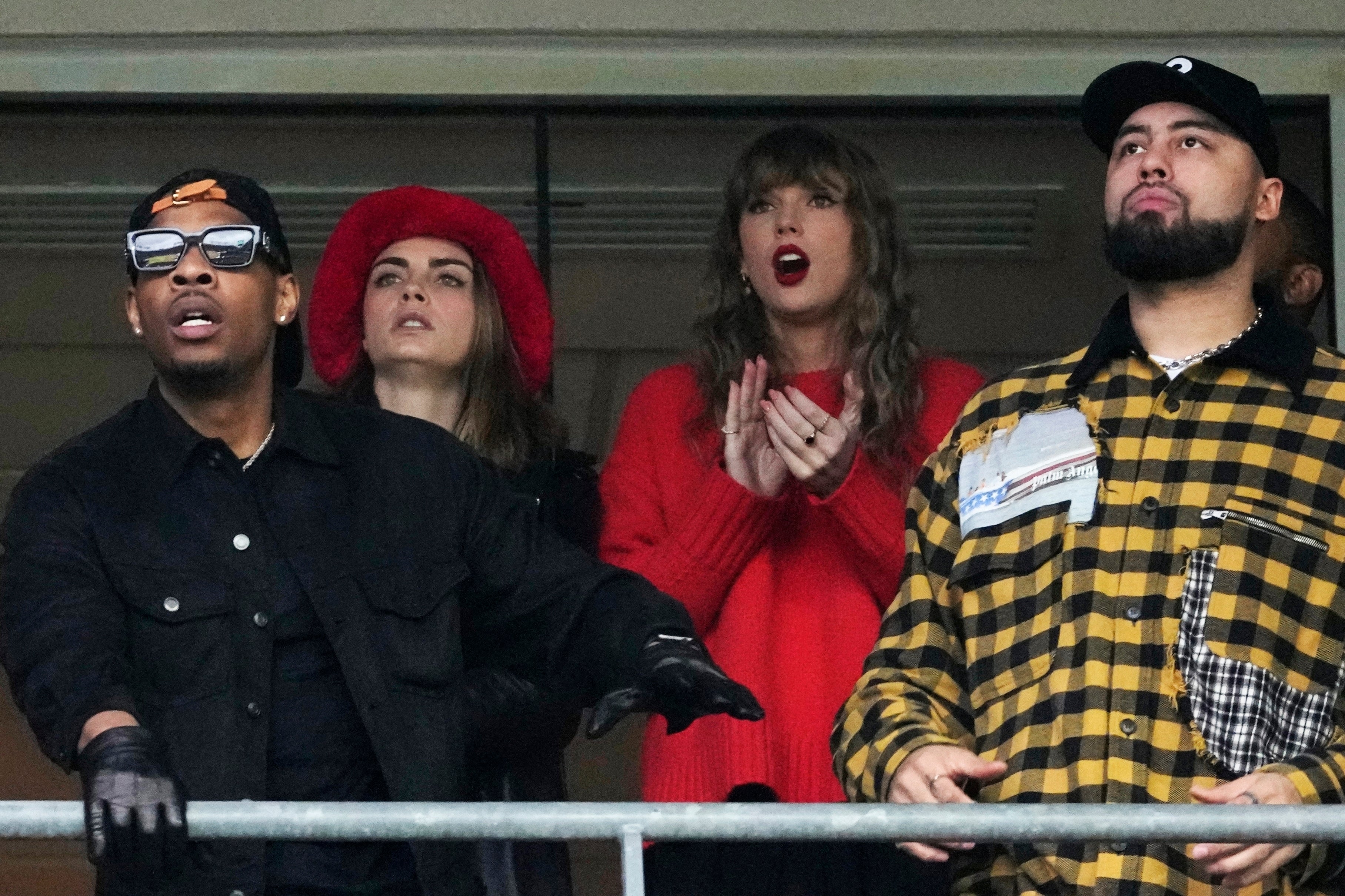 TAYLOR SWIFT-TRAVIS KELCE