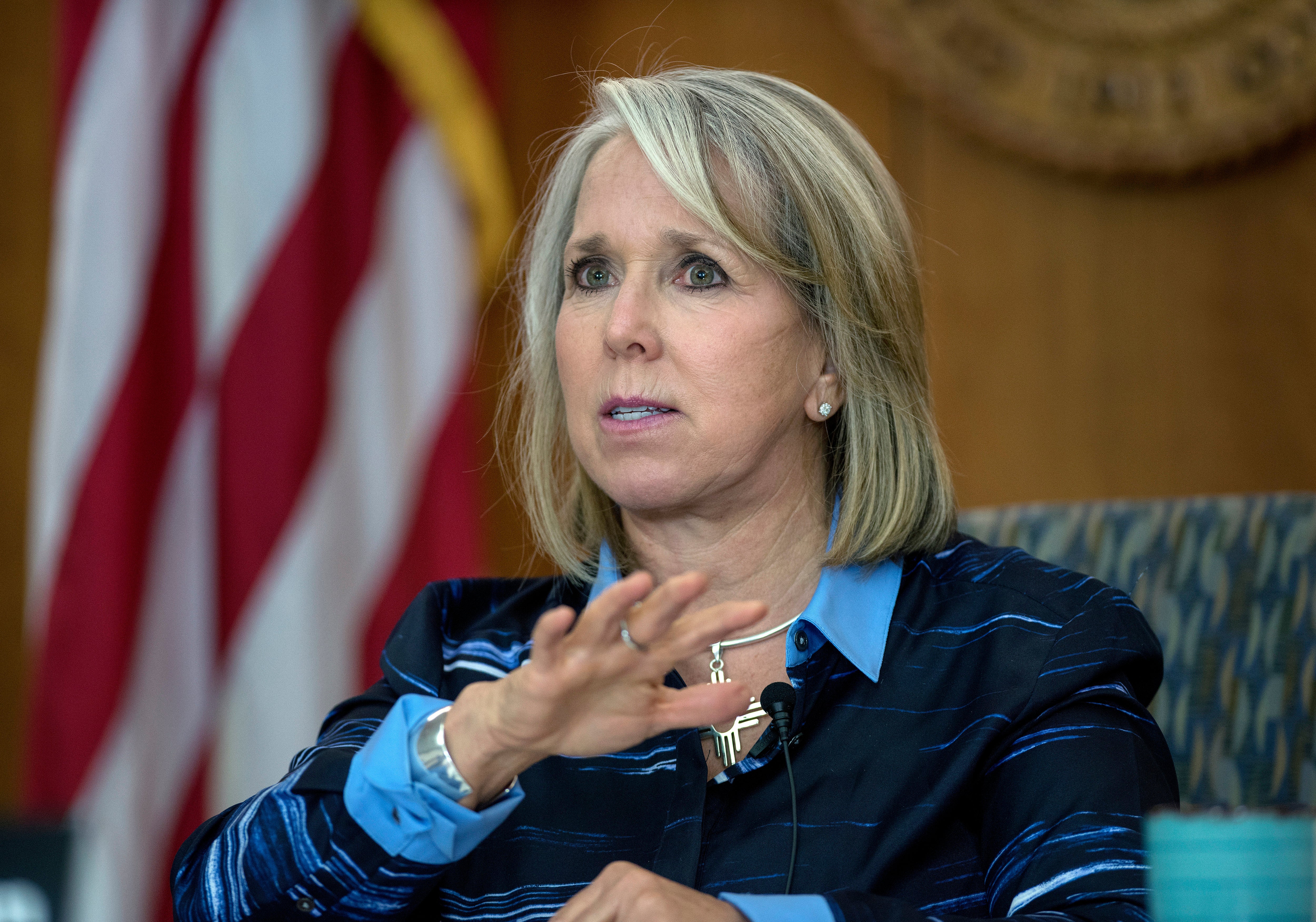 La gobernadora de Nuevo México, Michelle Lujan Grisham, lanzó fuertes críticas contra Greg Abbott después de que solicitara la instalación de alambrada de púas frente a su estado