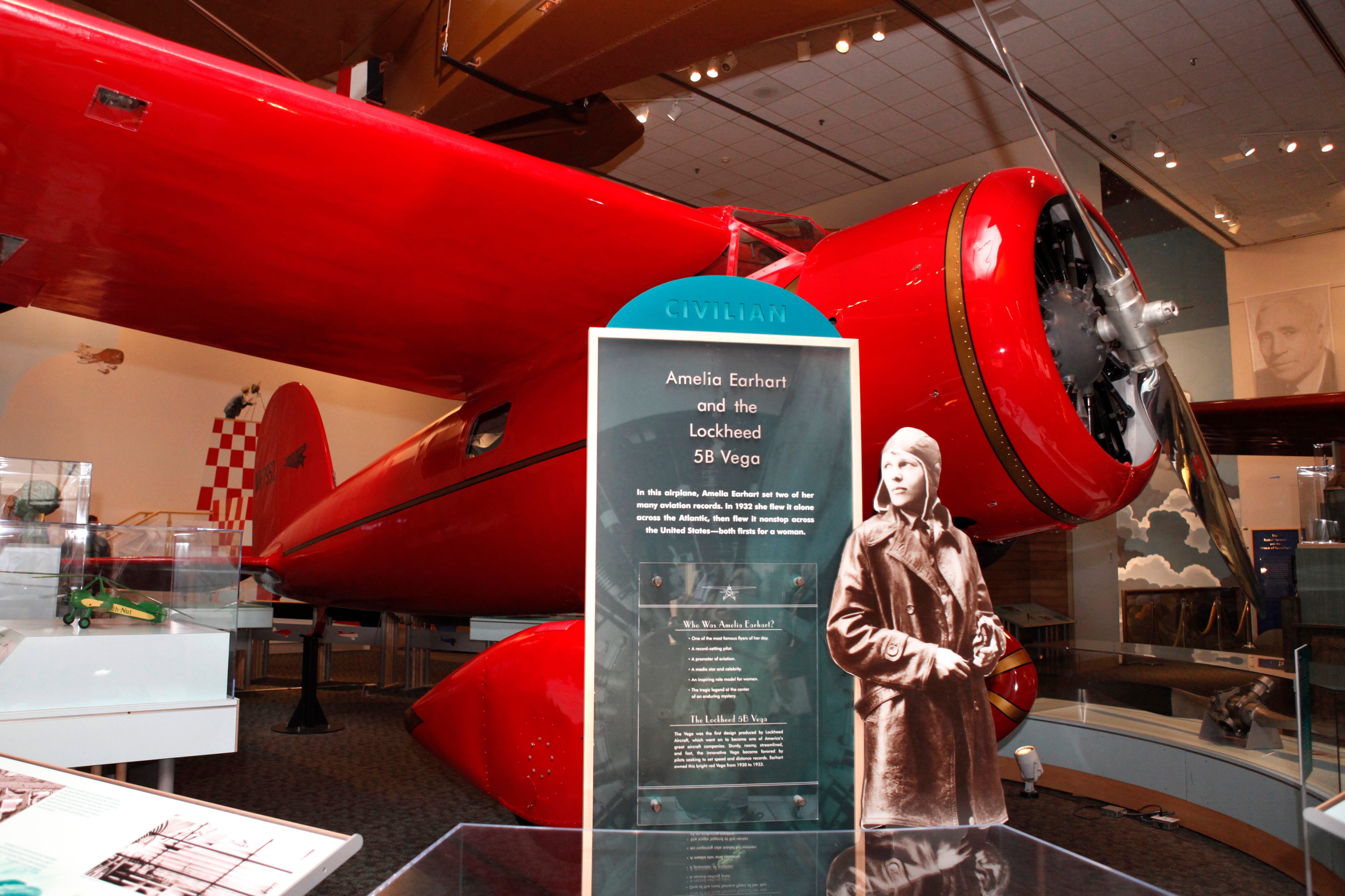 El avión que pilotó Amelia Earhart en su vuelo transatlántico —al que llamaba “el viejo Bessie, un corcel de fuego”— está exhibido en el Museo Nacional del Aire y el Espacio del Instituto Smithsoniano en Washington, D.C.