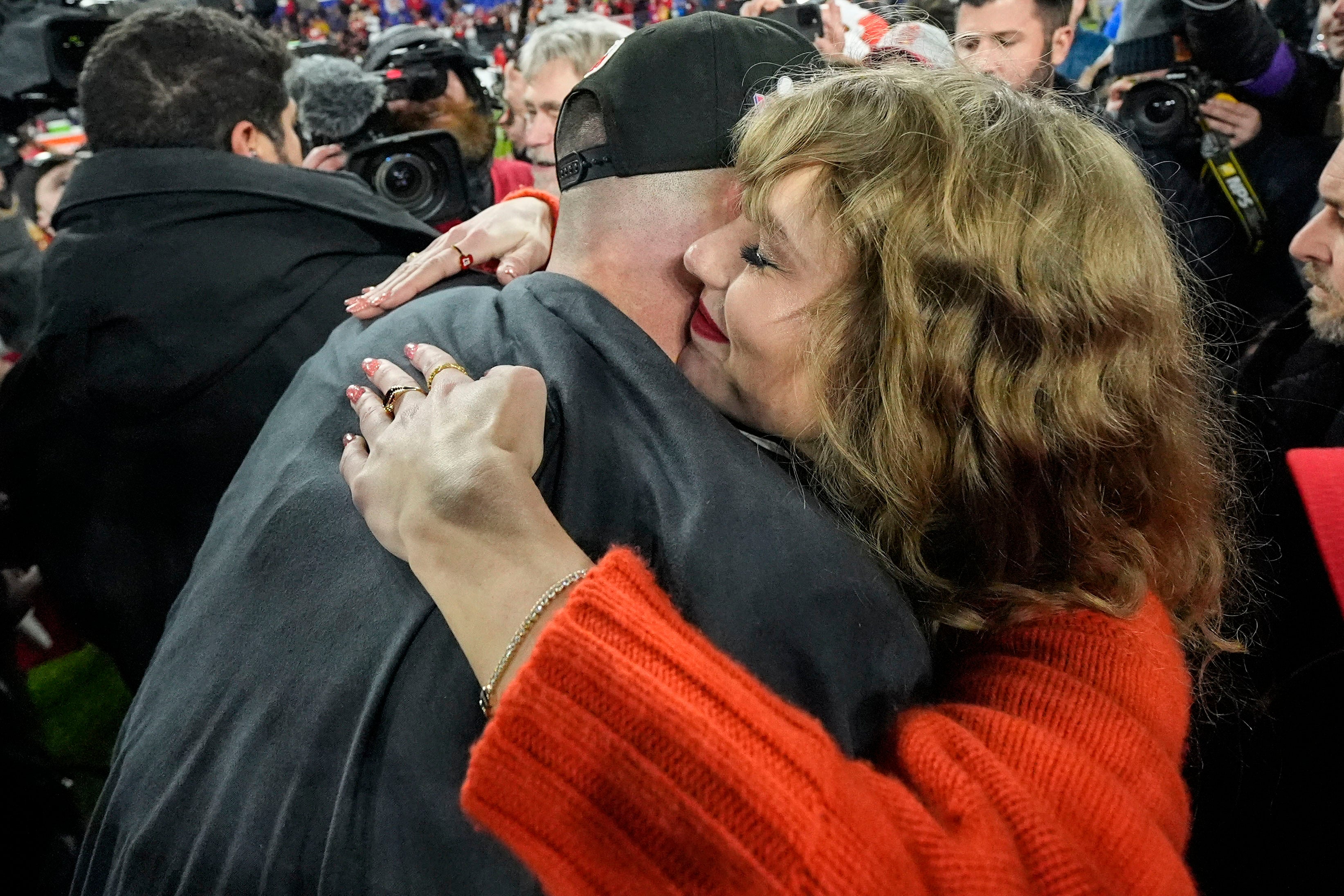 SUPER BOWL-TAYLOR Y TRAVIS