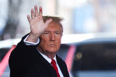 Revuelo en las redes por manchas rojas en la mano de Trump