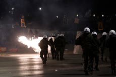 Estudiantes chocan con policías en protesta por plan de legalizar universidades privadas en Grecia