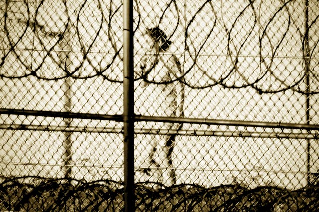 <p>La traficante sexual convicta Ghislaine Maxwell, en la foto haciendo ejercicio tras las rejas de su prisión de Tallahassee, cumple una condena de 20 años</p>