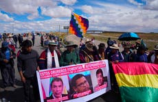 Partidarios del expresidente Morales mantienen bloqueos al centro de Bolivia tras acuerdo
