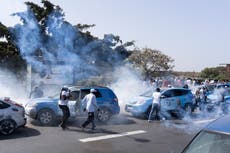 Policía de Senegal lanza gas lacrimógeno a manifestantes de la oposición