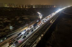 La nieve deja varados a miles de autos en China en vísperas del Año Nuevo Lunar