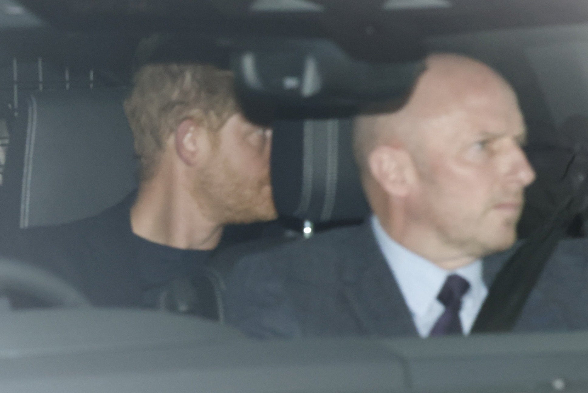 El príncipe Harry llega al Reino Unido para reunirse con su padre tras el terrible diagnóstico de cáncer del rey