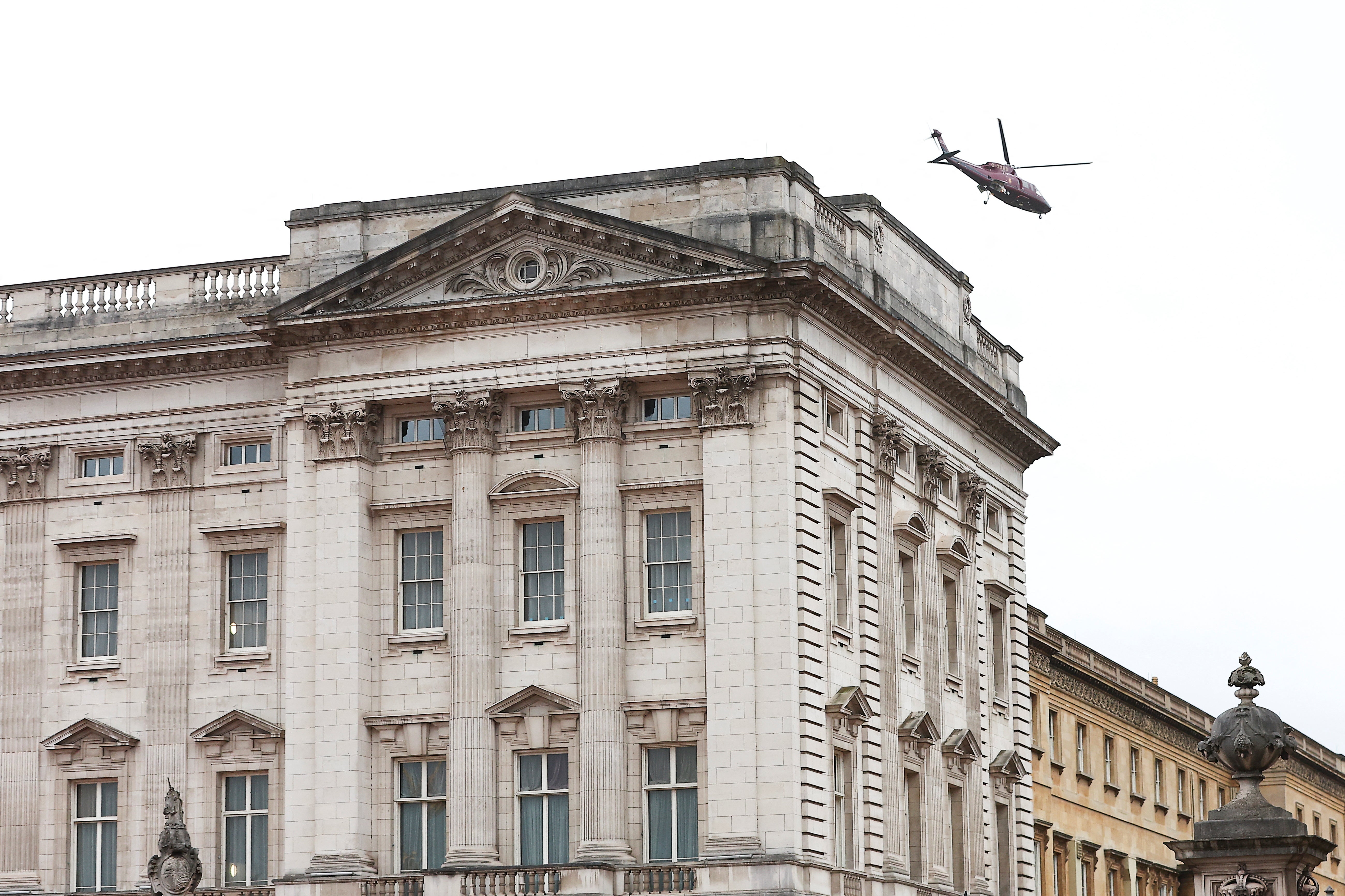 El rey Carlos y la reina Camila volaron el martes a su casa de Sandringham en helicóptero
