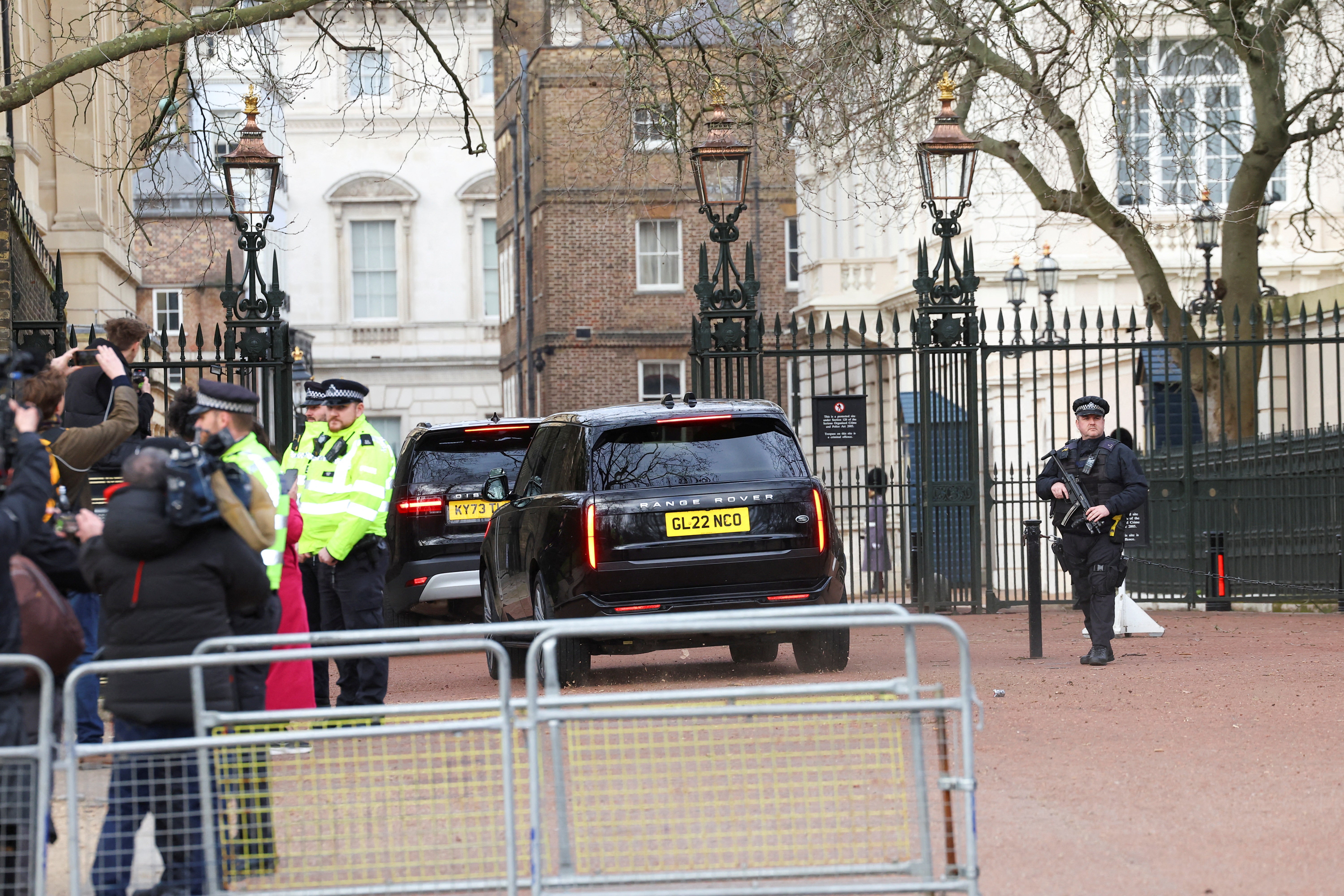 Un auto en el que se cree que viaja el príncipe Harry entra en Clarence House, la residencia del rey Carlos